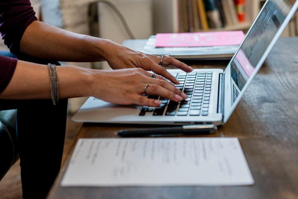 تفاوت بیوگرافی و بیانیۀ هنرمند