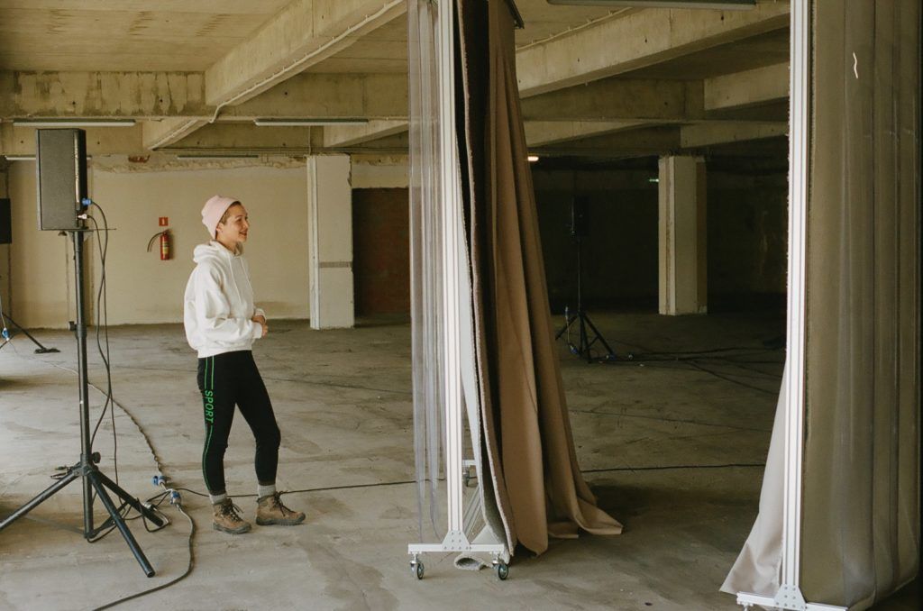 (قسمت ۳) یازده هنرمند معاصر راهبردهایی برای بیشترین استفاده از فرصتِ کار از خانه ارائه می‌کنند: ژَکلین کیوُمی گوُردِن (Jacqueline Kiyomi Gordon)